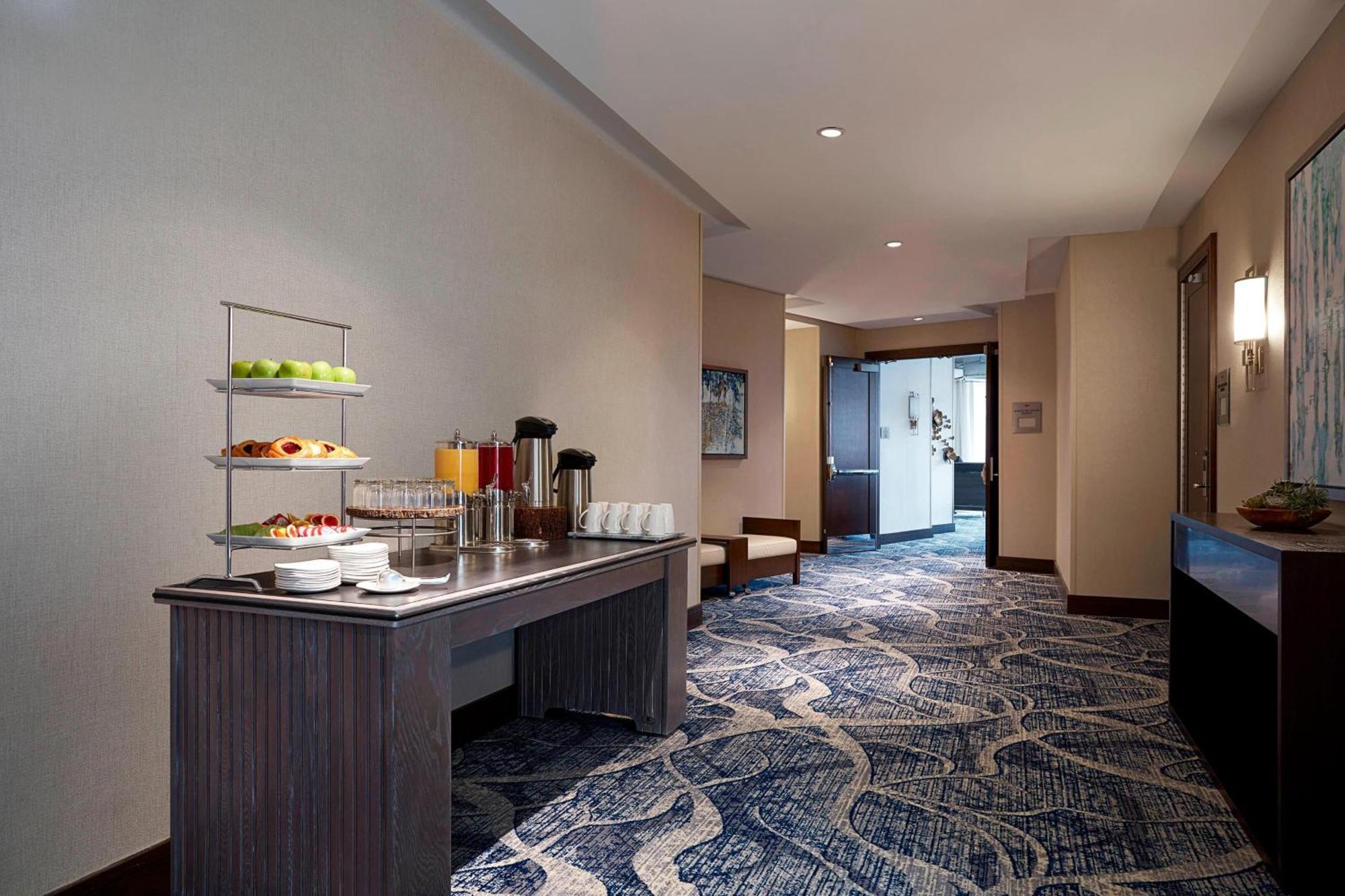 Готель Ithaca Marriott Downtown On The Commons Екстер'єр фото