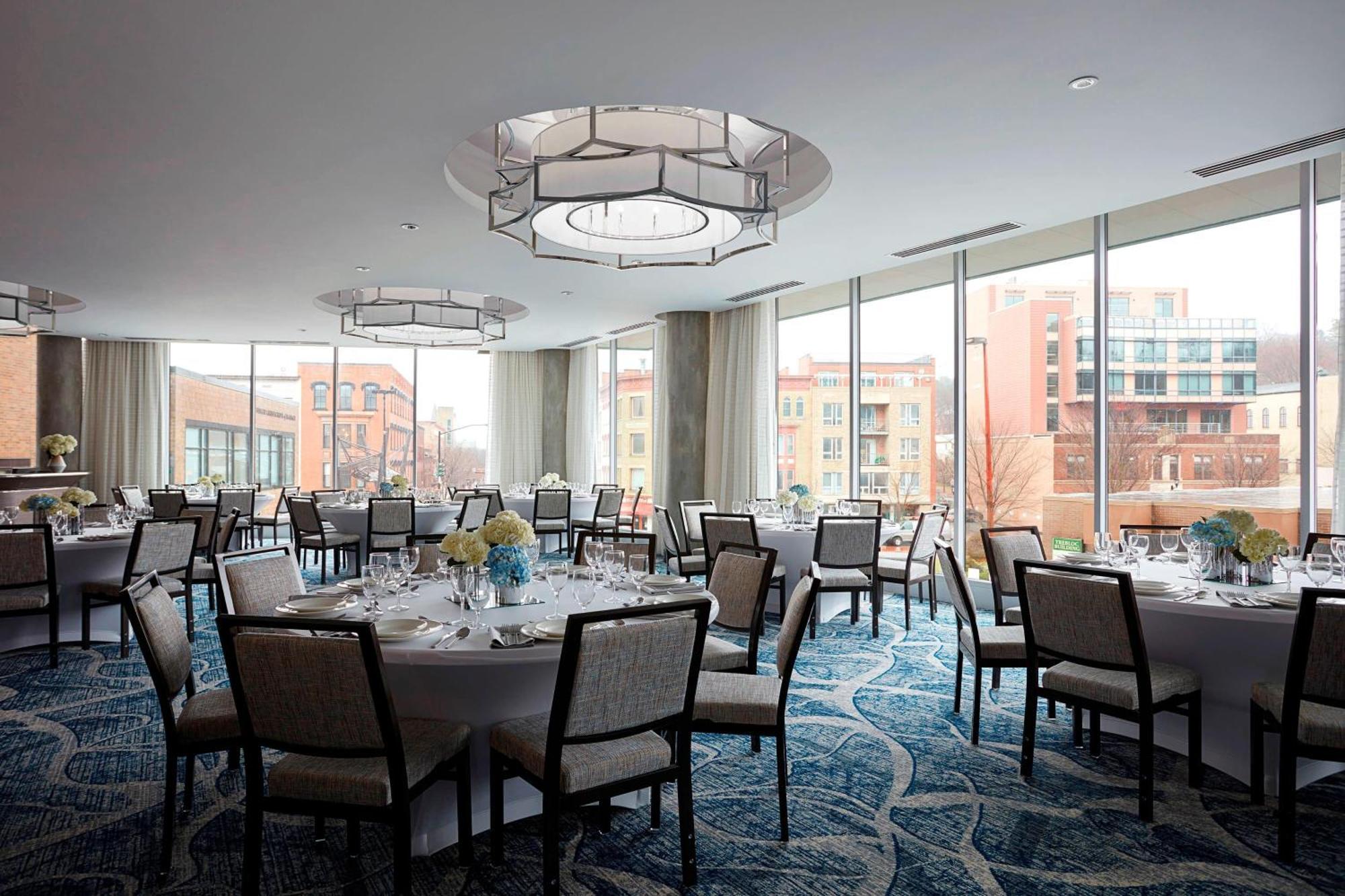 Готель Ithaca Marriott Downtown On The Commons Екстер'єр фото
