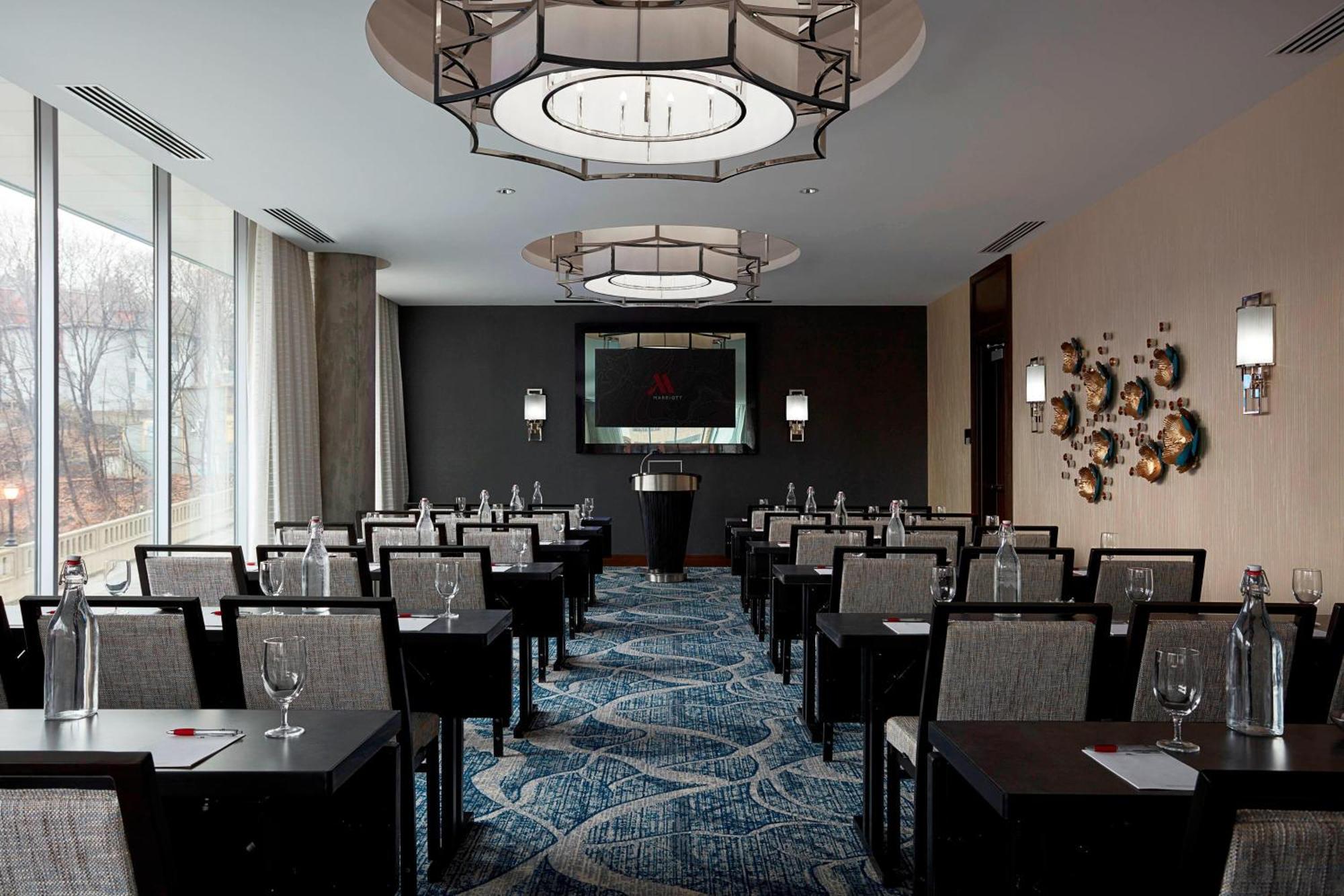 Готель Ithaca Marriott Downtown On The Commons Екстер'єр фото