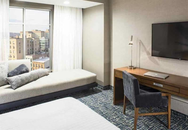 Готель Ithaca Marriott Downtown On The Commons Екстер'єр фото