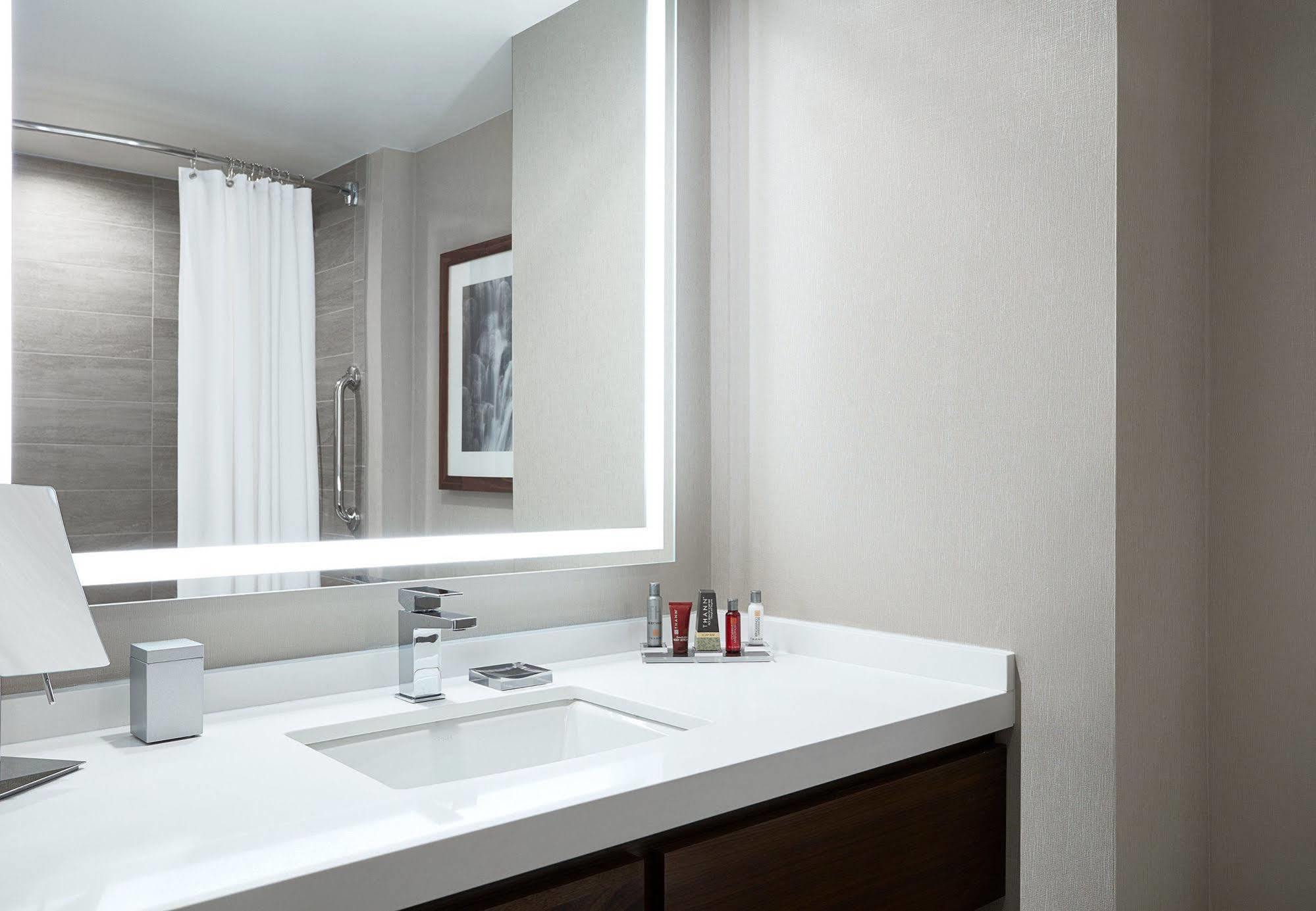 Готель Ithaca Marriott Downtown On The Commons Екстер'єр фото