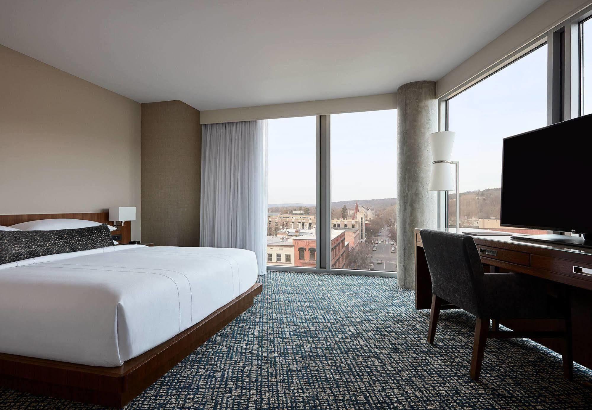 Готель Ithaca Marriott Downtown On The Commons Екстер'єр фото